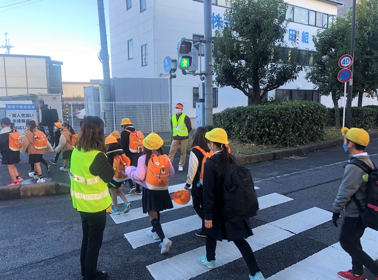 横断歩道を渡る児童を見守る様子