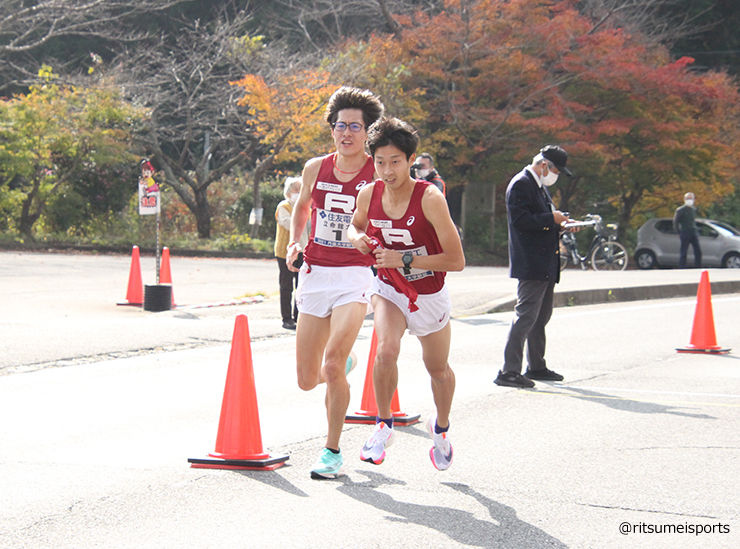 7区山田真生選手から8区髙畑凌太選手への襷リレー