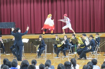 人気キャラクターに扮した学生が登場し演奏会を盛り上げました。
