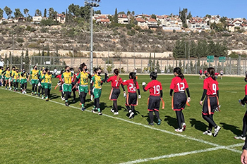 ブラジル代表チームとの試合後、ハイタッチをかわす選手たち