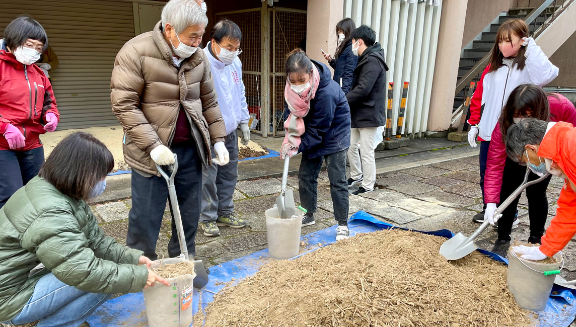 衣笠キャンパス 食品廃棄物の完熟堆肥に向けた二次処理を実施