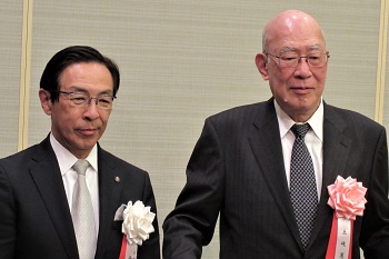 西脇京都府知事(左)と土岐憲三先生(右)