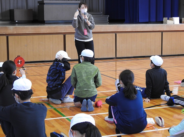 児童の皆さんへ講義をする岡田志麻准教授