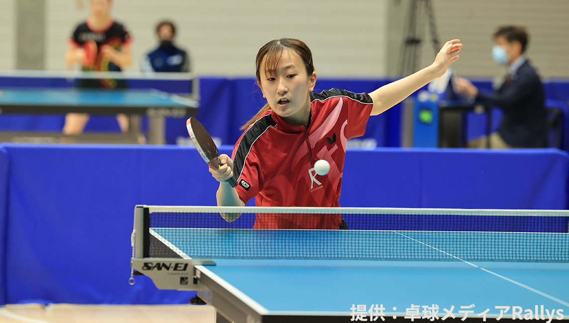 レシーブをする卓球部の田村美佳選手