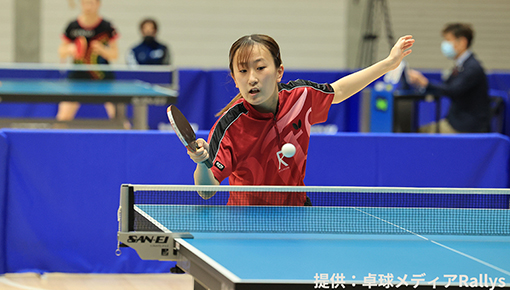 レシーブをする卓球部の田村美佳選手