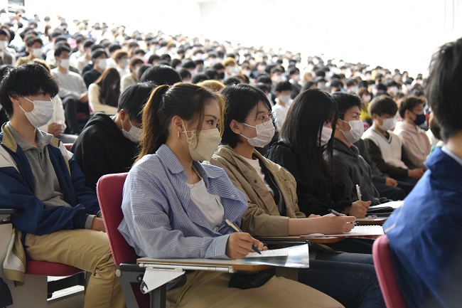 池上彰氏から学ぶ 経済学部特別講演会 「経済学って、おもしろい」を開催