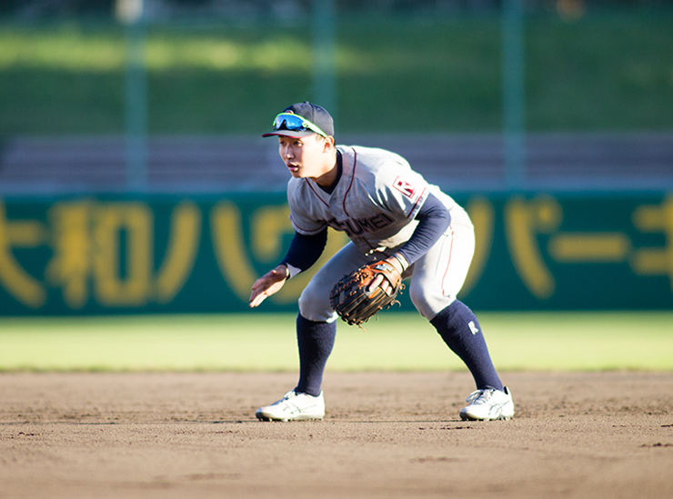 二塁の守備につく宮崎竜成選手