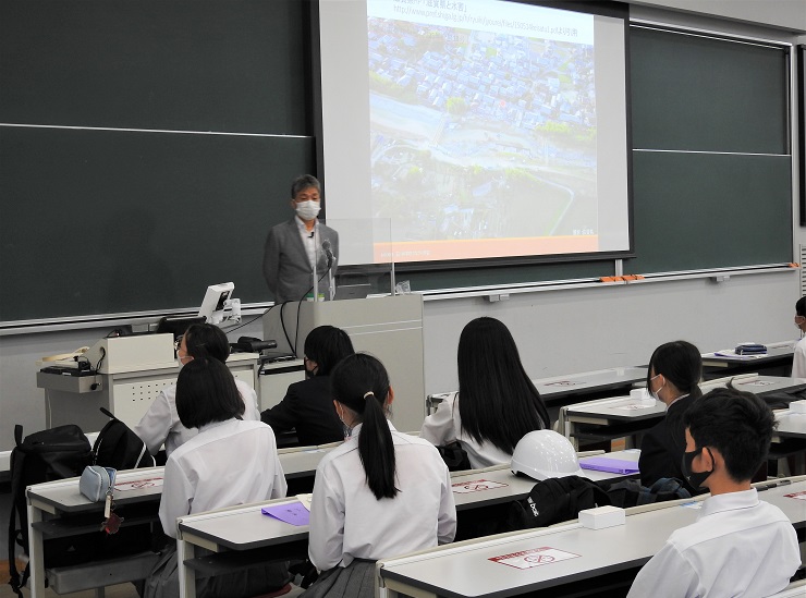 熱心に受講する玉川中学校2年生の皆さん