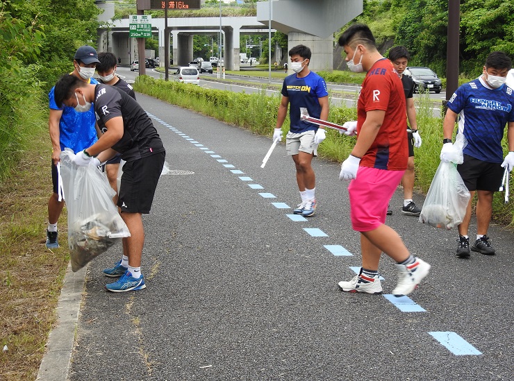 ラグビー部員による清掃活動の様子