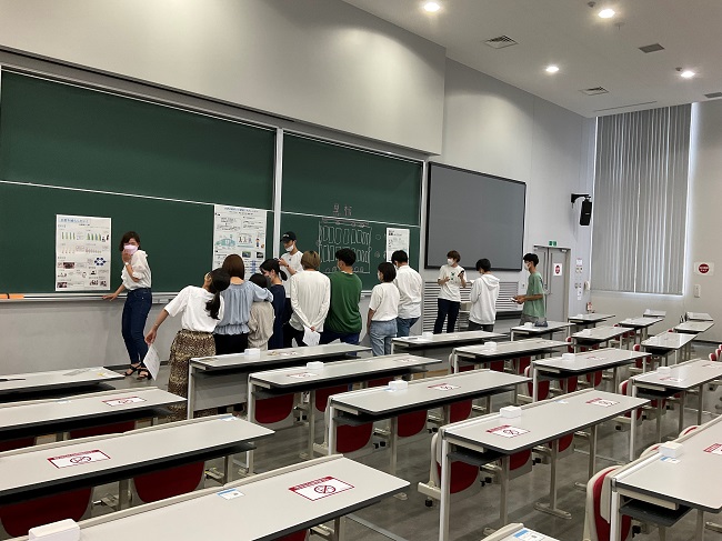 2022年6月16日の4・5時間目に「基礎演習（小集団教育）」の2つのクラスが合同でポスター発表会を行いました。