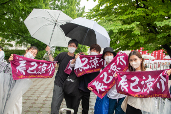 辰己選手のタオルを持つ学生たち