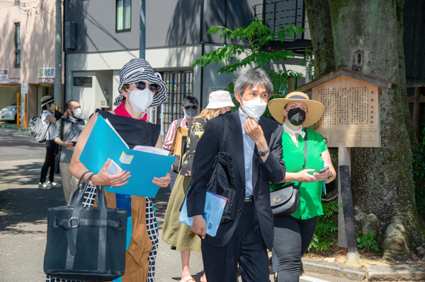 炎天下、菊浜地区を見学するご一行