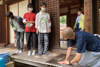 説明を受ける学生たち