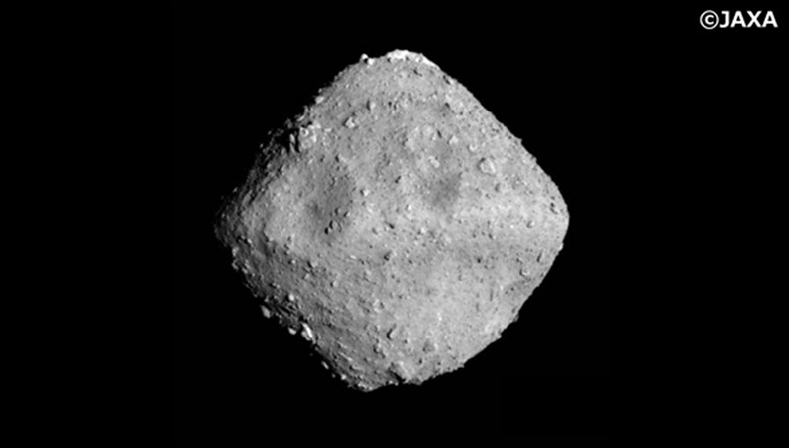 小惑星リュウグウのサンプルに液体の水が入っていた！リュウグウの砂の３次元分析を行い、サンプル中の鉱物結晶に閉じ込められた液体の水を発見