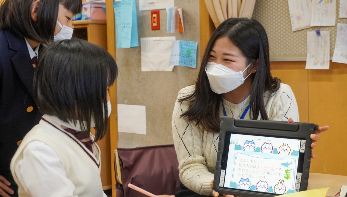 キャンパスアジア・プログラムの学生が韓国語・中国語を小学生にレクチャー