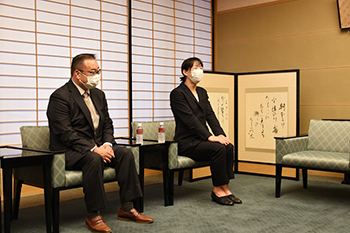 画像：左から辻井英吾 体育会柔道部副部長、大野陽子さん