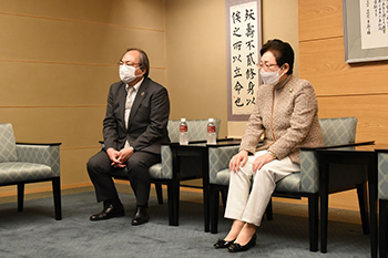 画像：左から仲谷善雄学長、平林幸子 立命館大学校友会副会長