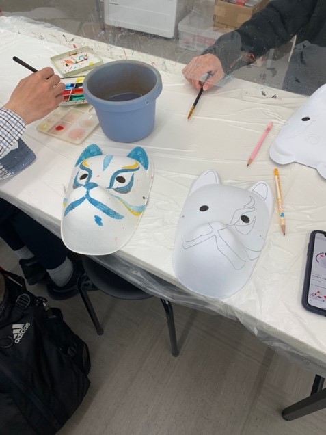 テーブルの上で作成中の2つの仮面