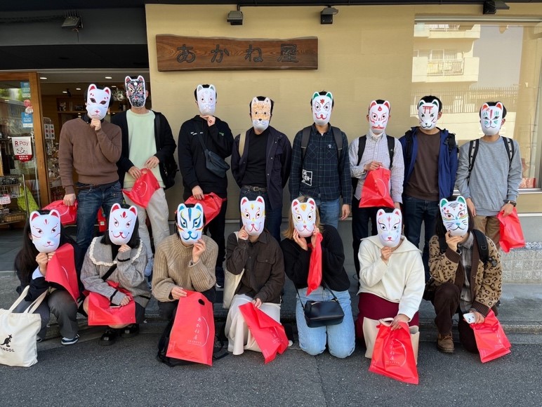 完成した狐の仮面を付けたイベント参加学生15名