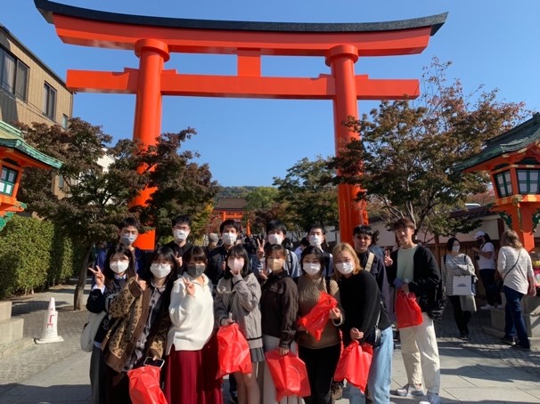鳥居の前でポースをする15名のイベント参加学生
