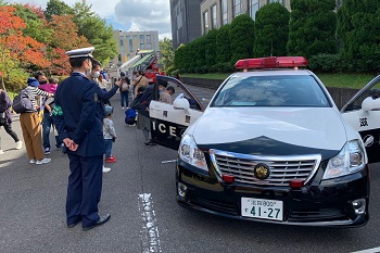 パトカー、はしご車など人気のはたらく車展示