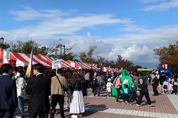 テントが立ち並び賑わうキャンパス