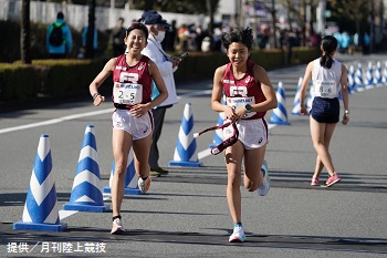 飛田選手からタスキを受ける福永楓花選手