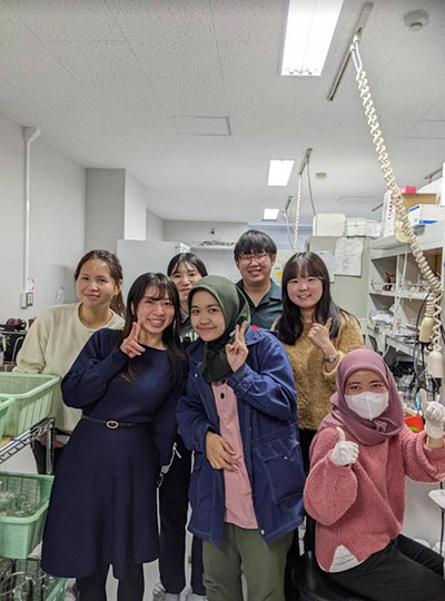 さくらサイエンスプログラムでの国際交流の様子。中央がさくらサイエンスの招へい学生。右端アジア・日本研究所専門研究員Dr. Mufidah Afiyanti（研究室での記念写真）