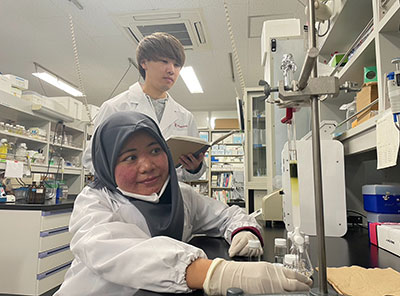 西澤幹雄教授の研究室での植物エキスを用いた実験の様子（手前：Dr. Afiyanti、後方：卒業研究生）
