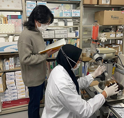 研究室での卒業研究生との研究交流の様子