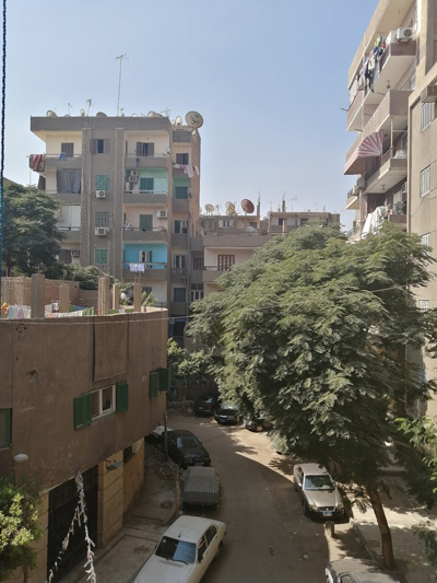 ロード・エル・ファラグの「私の通り」。左手前の背の低い建物はモスク。カイロの路地は駐車場と化している。この路地で少年たちはサッカーに興じる。