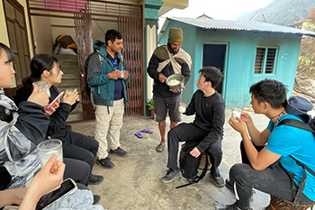 画像：トレッキング中の村人との交流