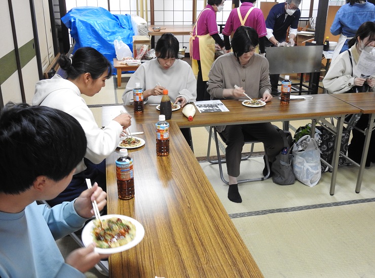 お好み焼きを頂く学生