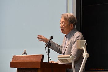 学生に熱く語りかける池上彰氏