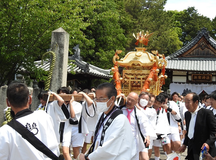 新宮神社を出発する様子