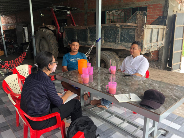 写真2：2022年9月、ベトナム・ロンアン省の稲作農家を対象に持続可能な稲作に関するアンケート調査を実施