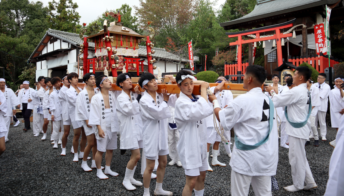 原谷弁財天神輿巡行に学生が参加