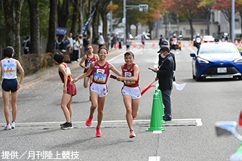 村松選手からたすきを受ける太田咲雪選手