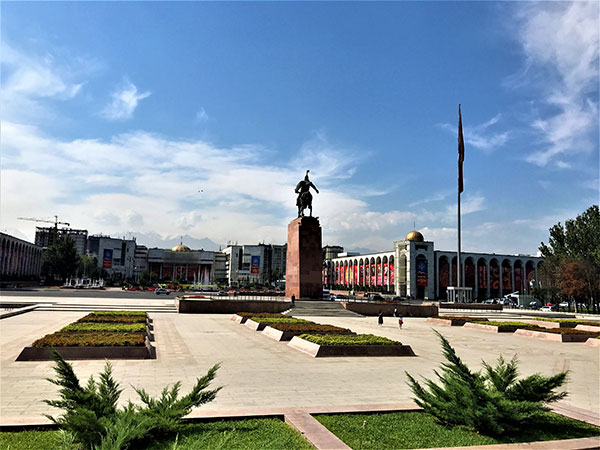 写真2：市内中心部アラ・トー広場とマナス像