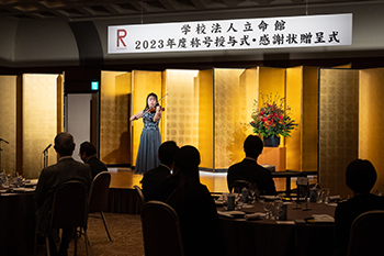 山口夏海さん（2018年国際関係学部卒）によるヴァイオリン演奏