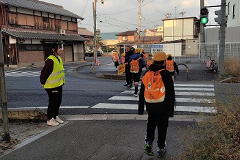 横断歩道を渡る際、安全を確認します