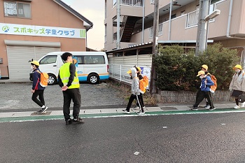 子どもたちに、元気な声であいさつします