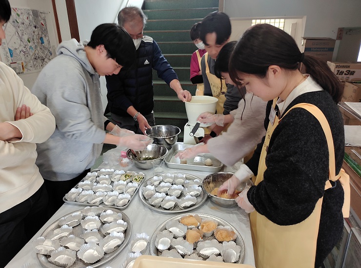 つきたての柔らかいお餅にきなこや麺つゆをつけてふるまいます