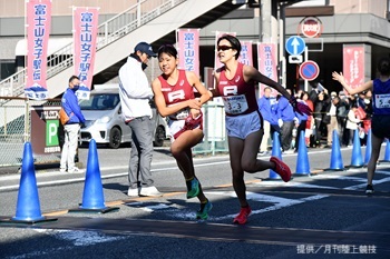 小林朝選手から襷を受ける外間礼那選手