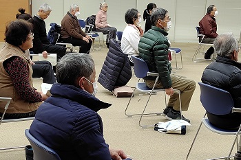 熱心に講演を聞かれる笠縫東学区の皆さん