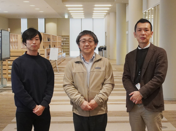 左から、杉山滉平さん、山中司教授、垰口広和さん