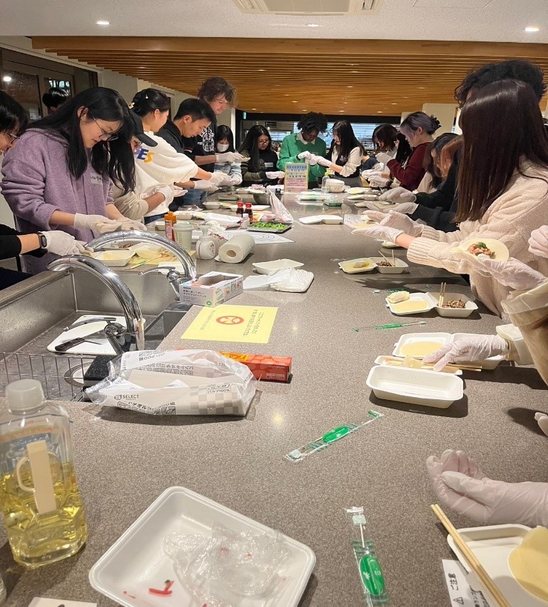 学生が水餃子を作成する様子