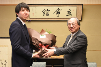 左から八木達祐さん、仲谷善雄学長