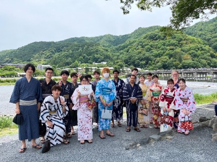 異文化交流助成金　橋をバックに新緑の中、浴衣を着て記念撮影している学生たち