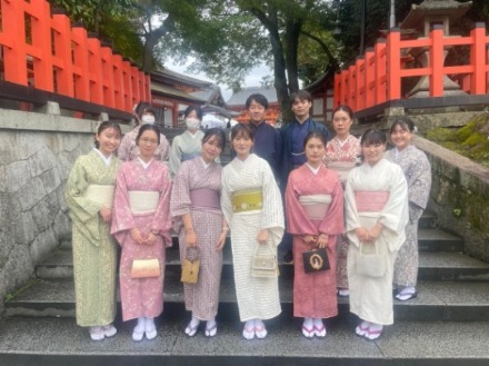 異文化　明石海峡大橋をバックに記念撮影している学生たち